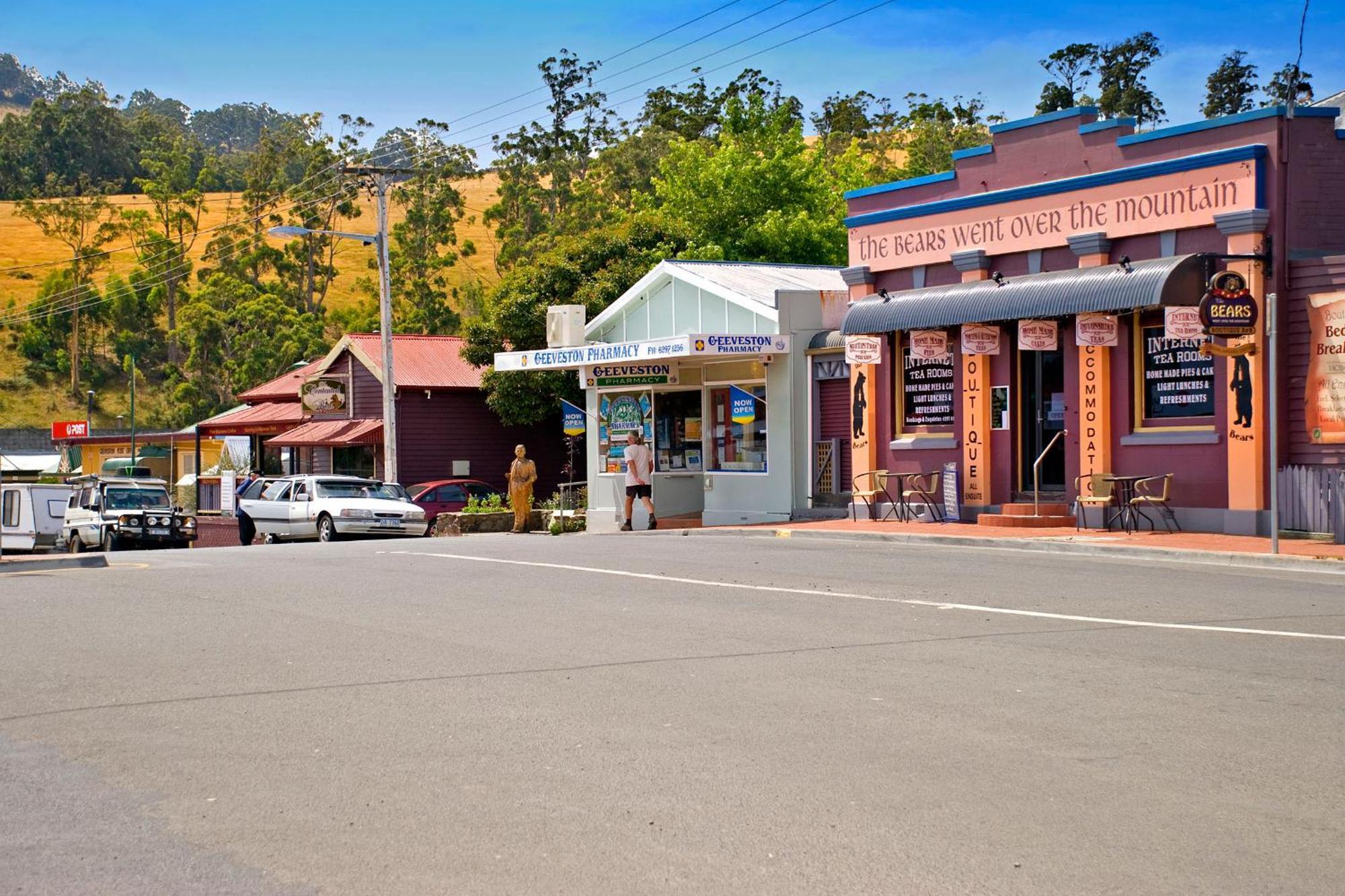 The Bears Went Over The Mountain Geeveston Exterior photo